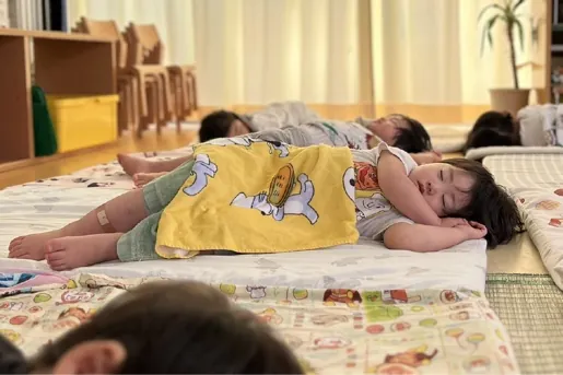 布団を並べてお昼寝をする子どもたち