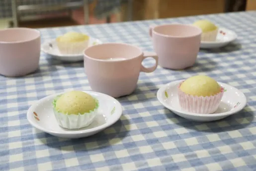 テーブルに並んだおやつの蒸しパンとコップ