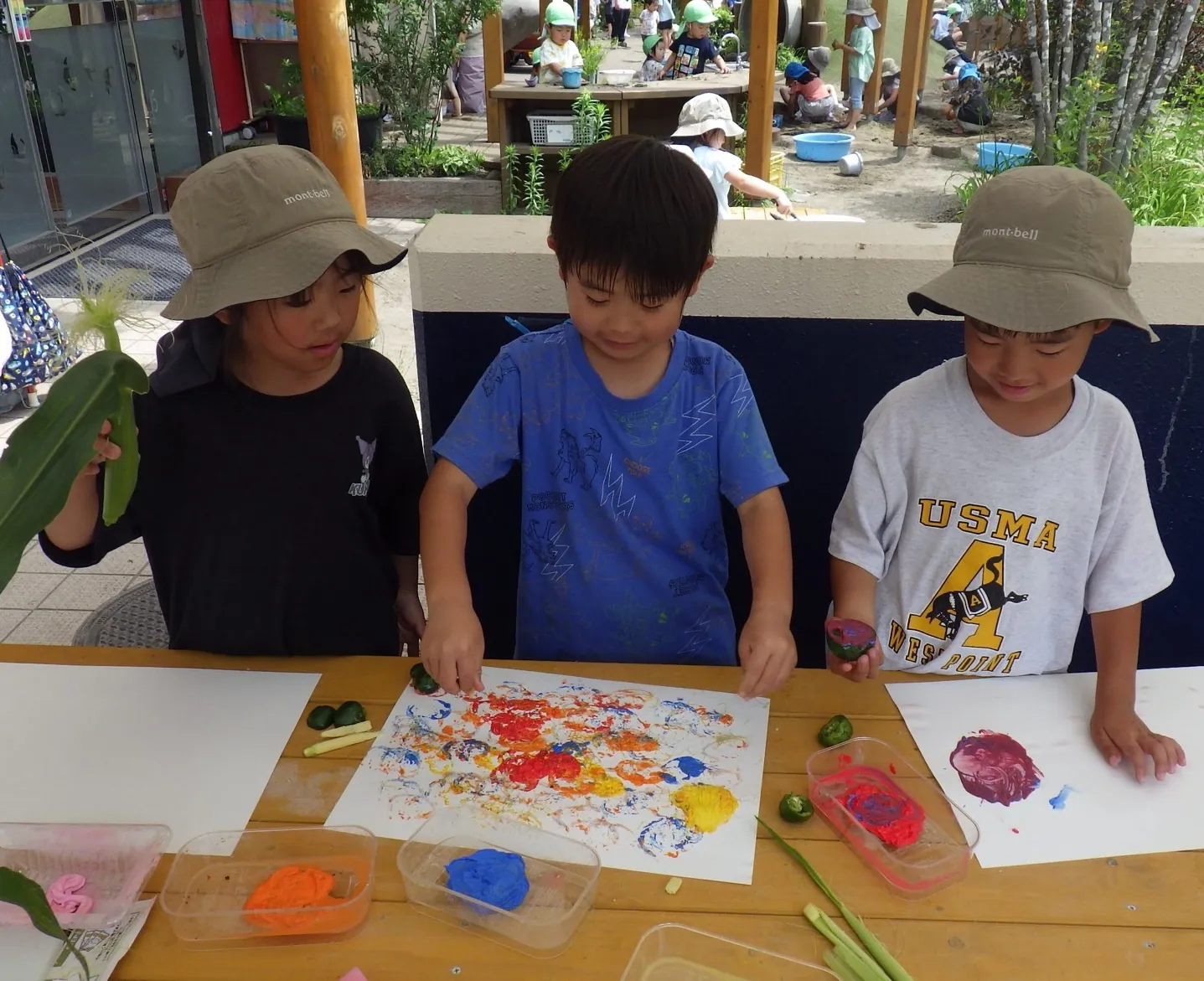 野菜スタンプで絵の具遊びをする子どもたち