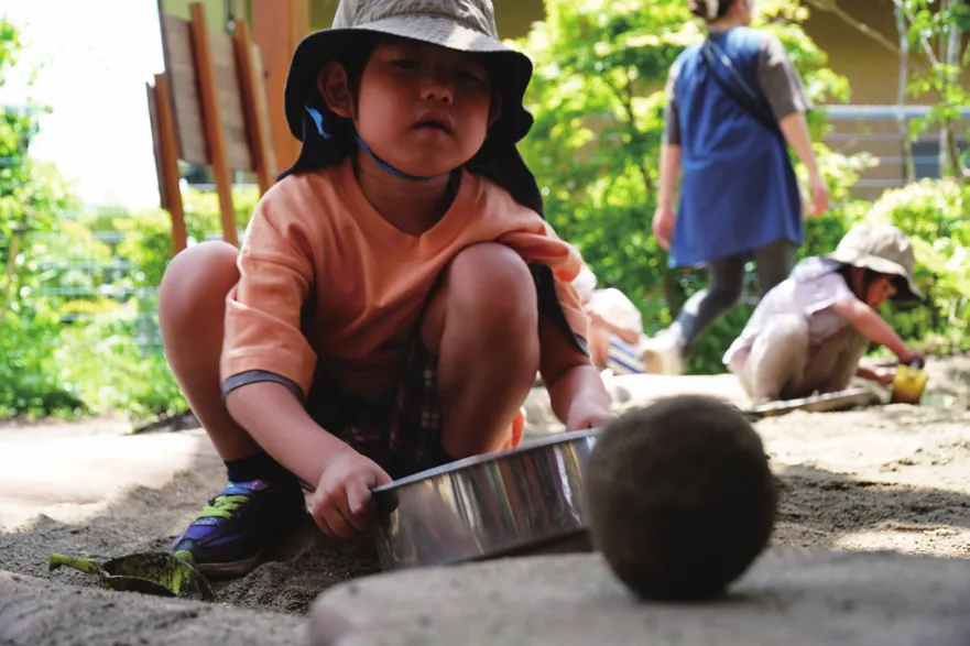 砂遊びに夢中になる子ども