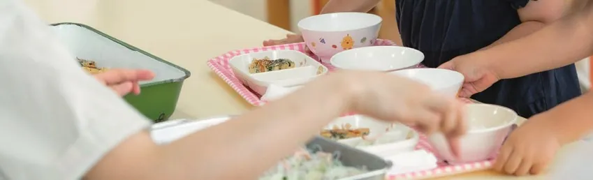 セミバイキング形式で給食を選ぶ子どもたち